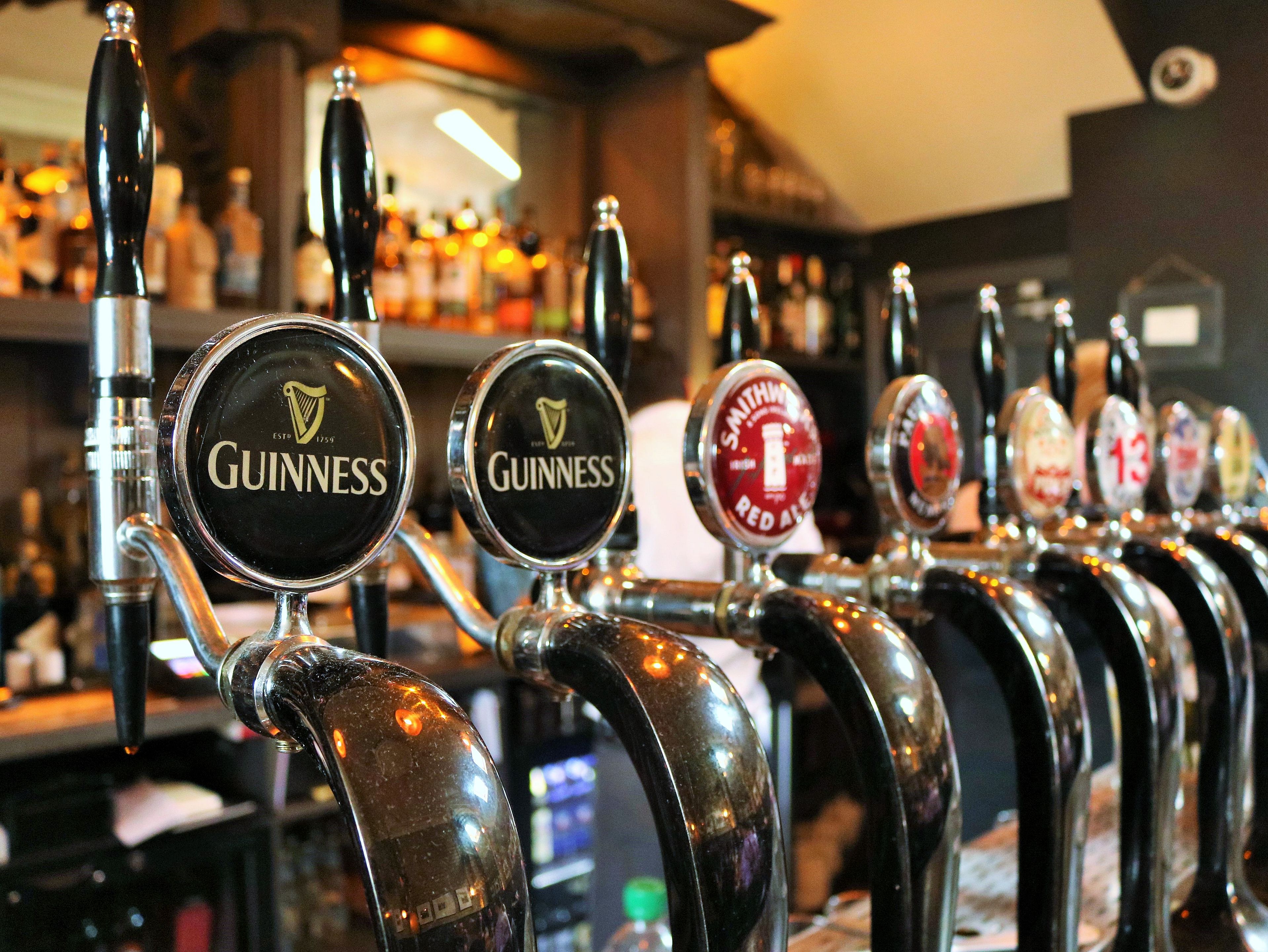 Bierzapfsäulen in einem Pub in Dublin