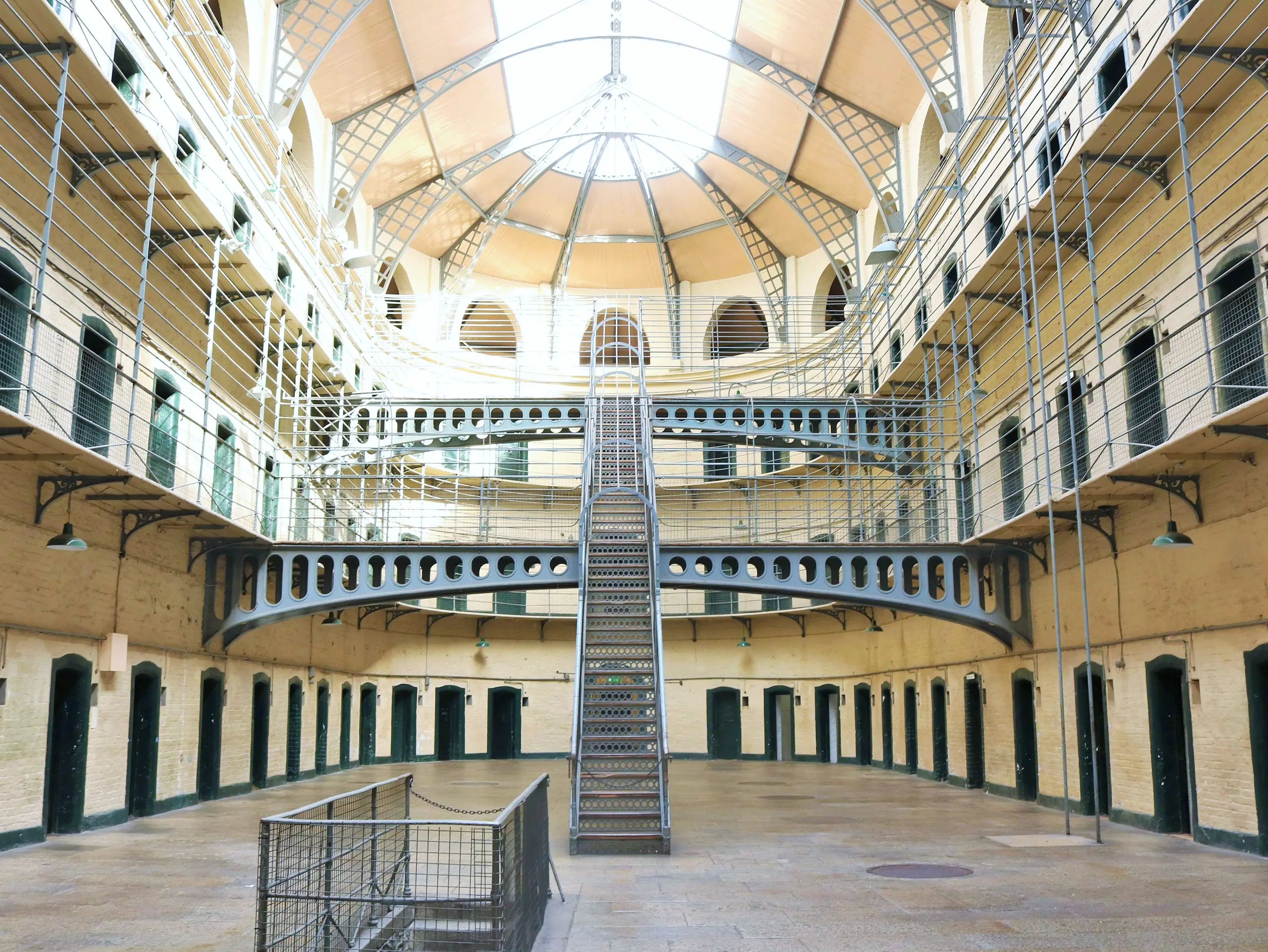 Kilmainham Gaol Halle mit Stahltreppe