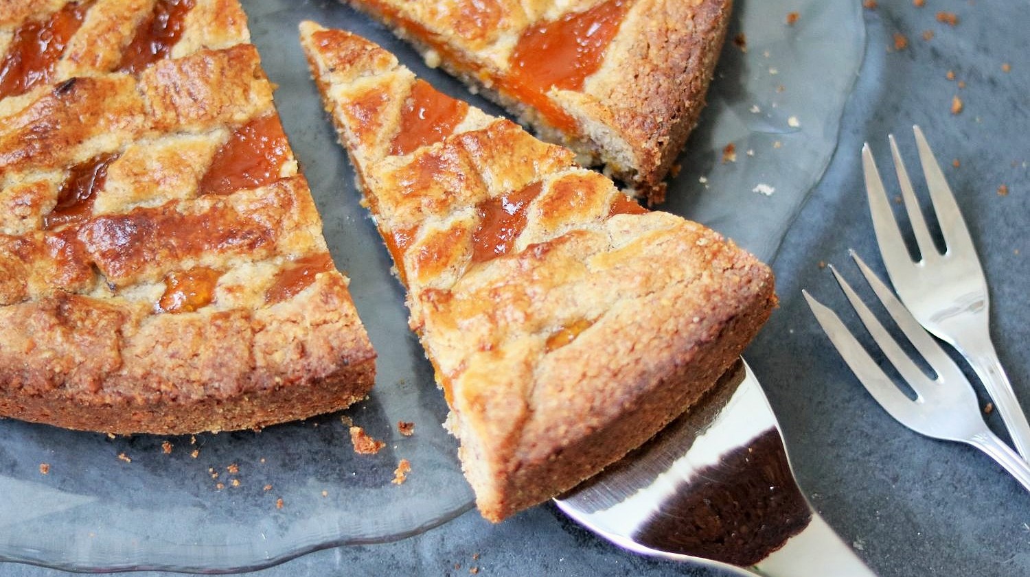 Angeschnittene Linzer-Torte-mit-Kuerbis-Gelee