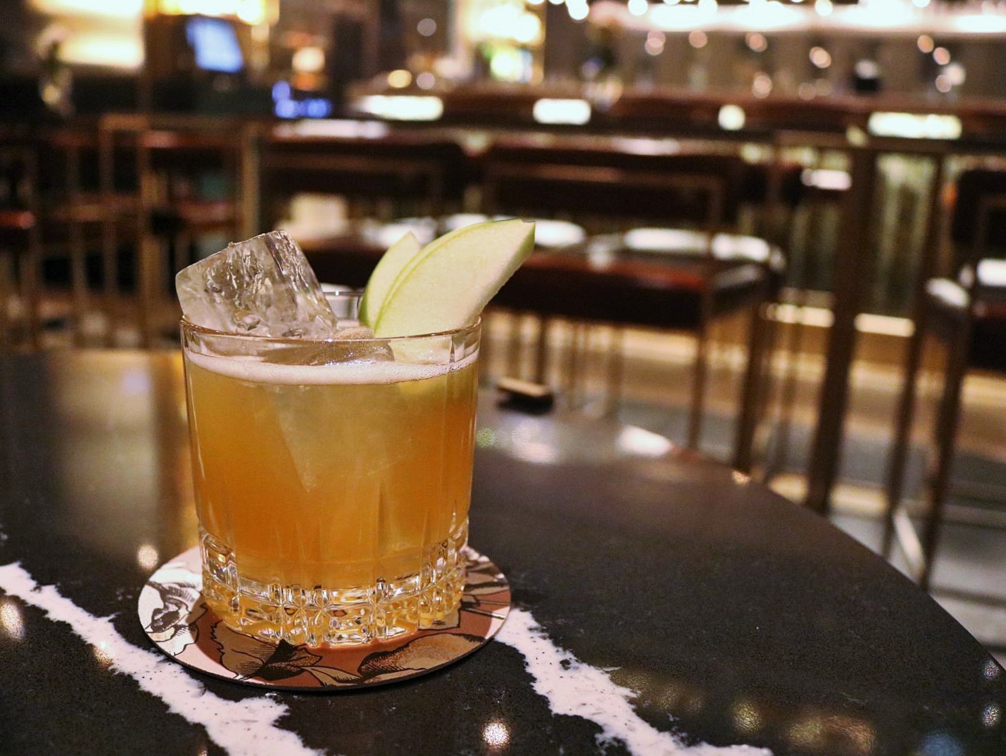 Forbidden Tea im Whiskyglas mit Eiswürfel und Apfelspalten