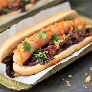 Nahaufnahme Hotdog mit frischen Korianderblättern