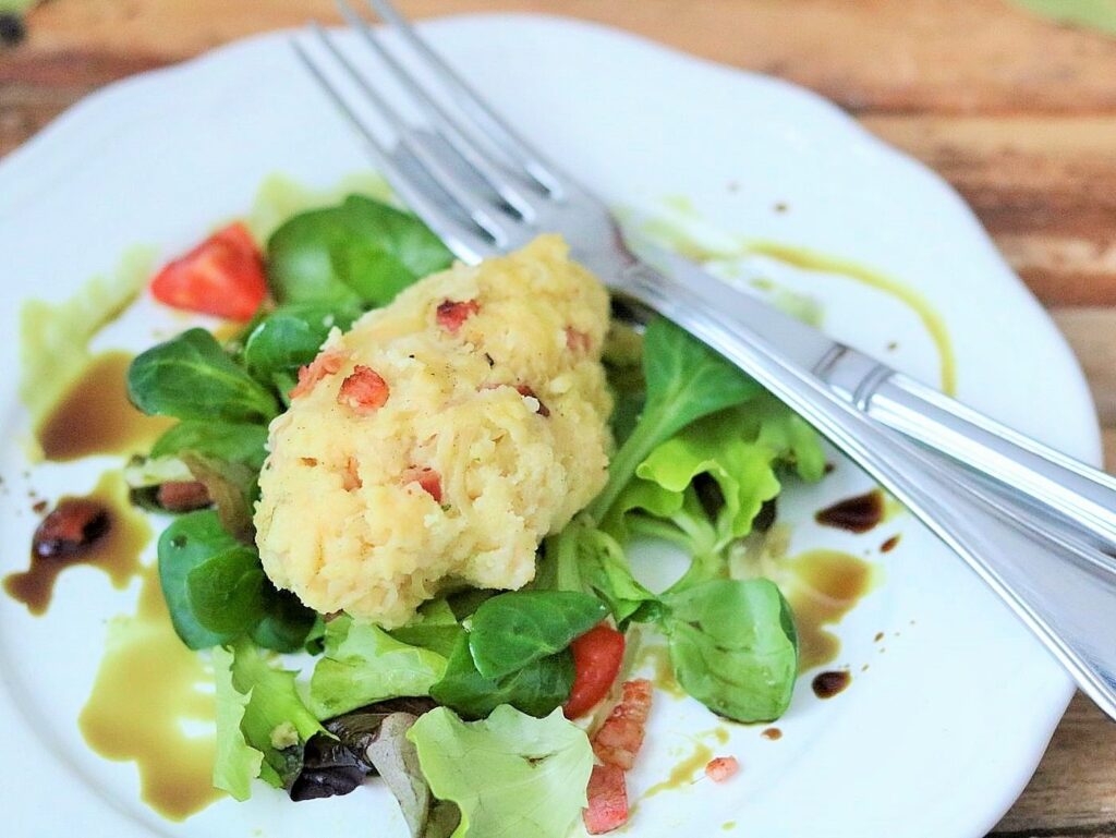 Ein Nockerl auf Feldsalat mit Kürbiskernöl