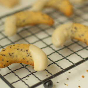 Vegane Chia Vanillekipferl auf einem schwarzen Backgitter