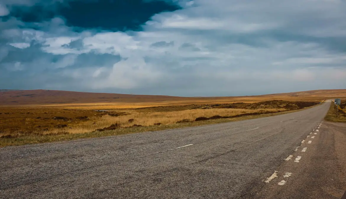 Schottland Roadtrip, eine Straße mitten im nirgendwo, gelbe Felder außenrum