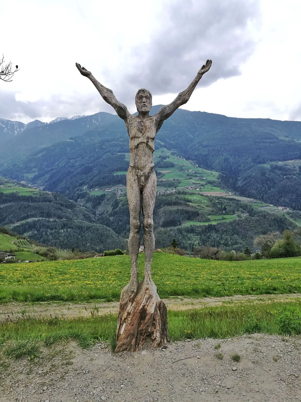 Christus Statue auf dem Kastanienwanderweg bei Feldthurns