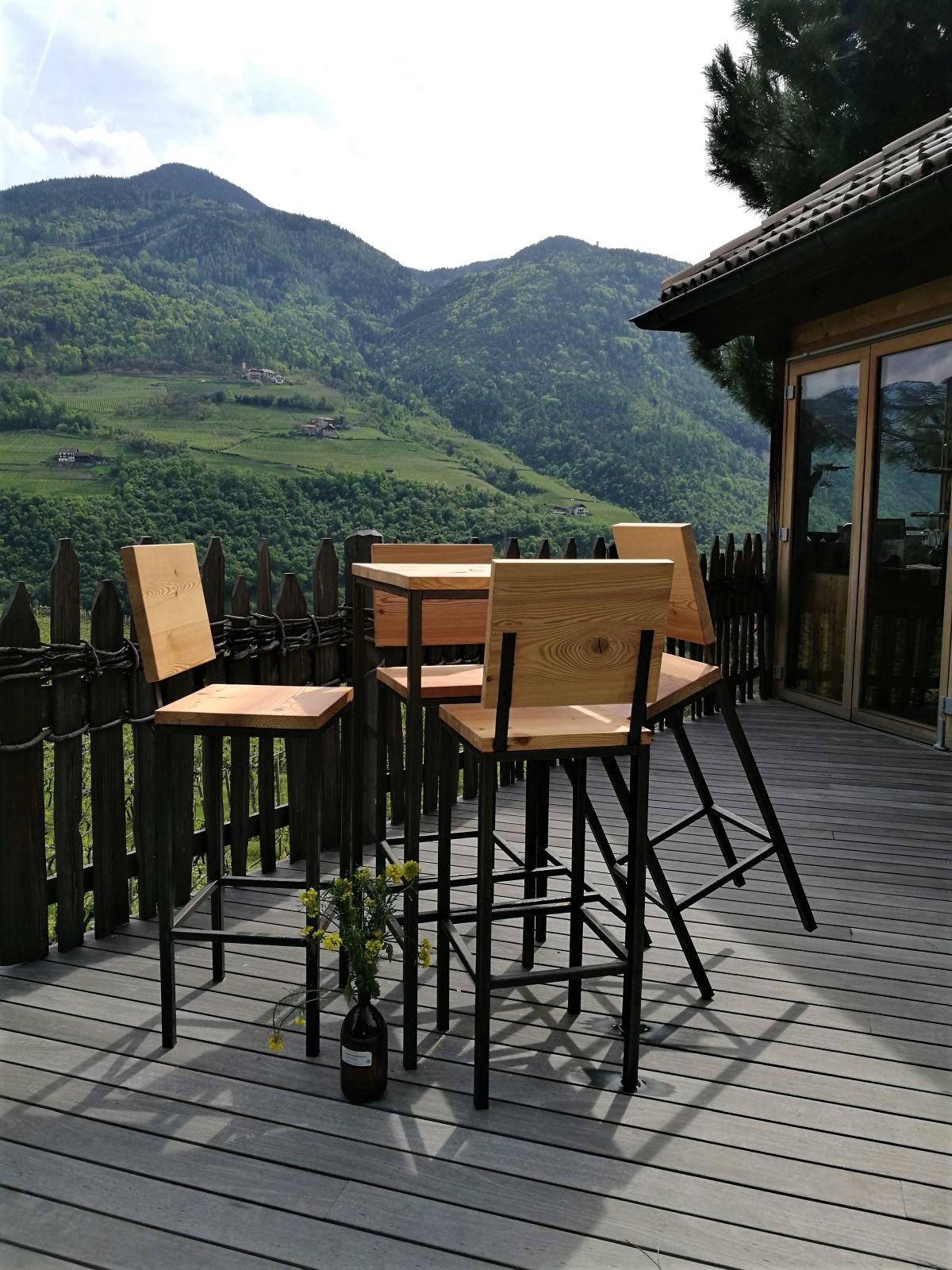 Hochtisch und Stühle auf der Terrasse vom Loacker Weingut