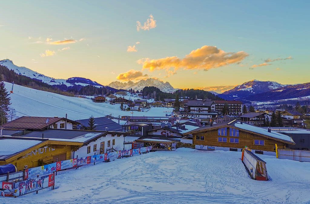 Blick auf den Sonnenuntergang vom Balkon aus