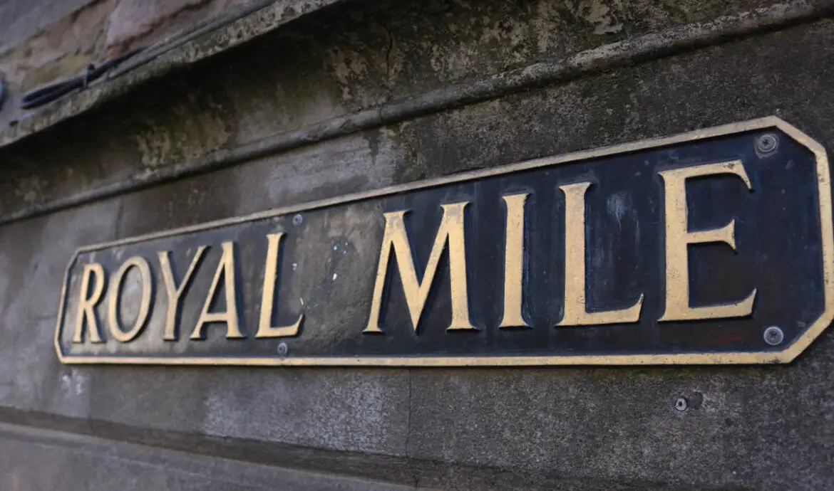 Schottland Rundreise, Schild mit goldener Schrift der Royal Mile