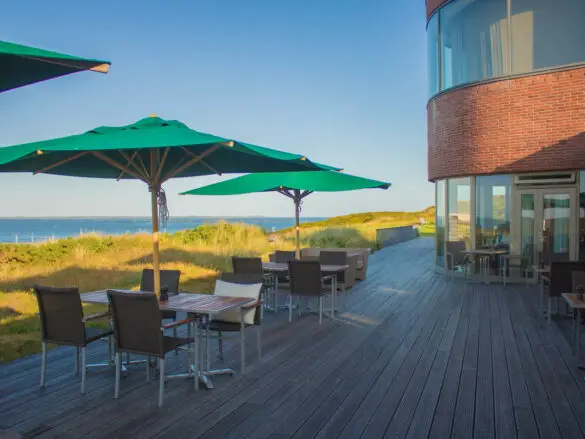 Terrasse vom Stroenholt Restaurant mit Ausblick auf das Meer
