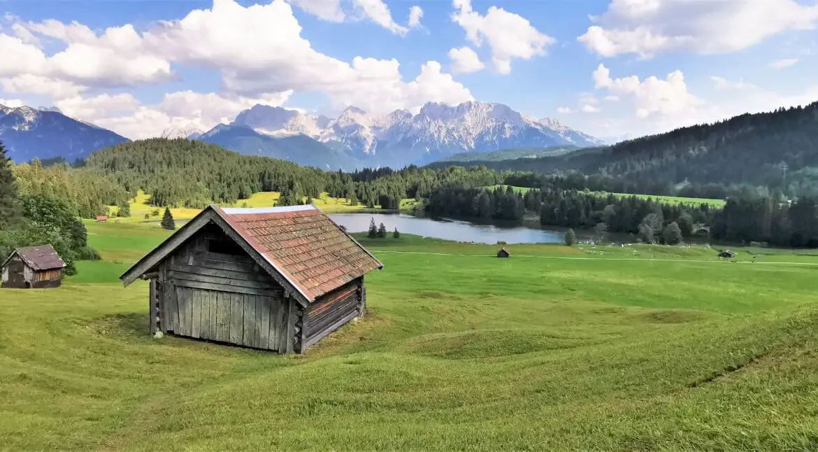 Ausflug zum Geroldsee: Blick auf ein Heustadl im Hintergrund der See und das Karwendelgebirge
