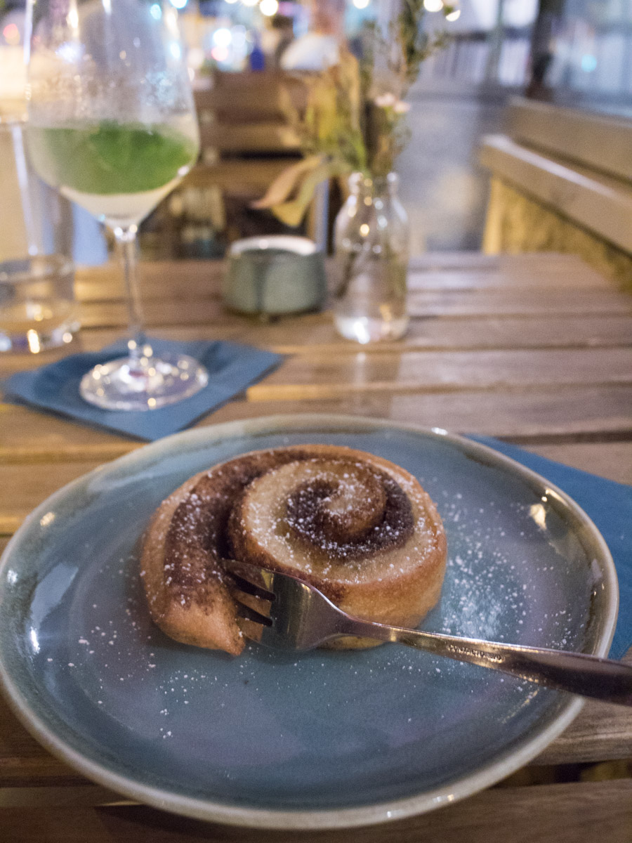 Emmi's Kitchen, Zimtschnecke auf einem blauen Teller mit Gabel