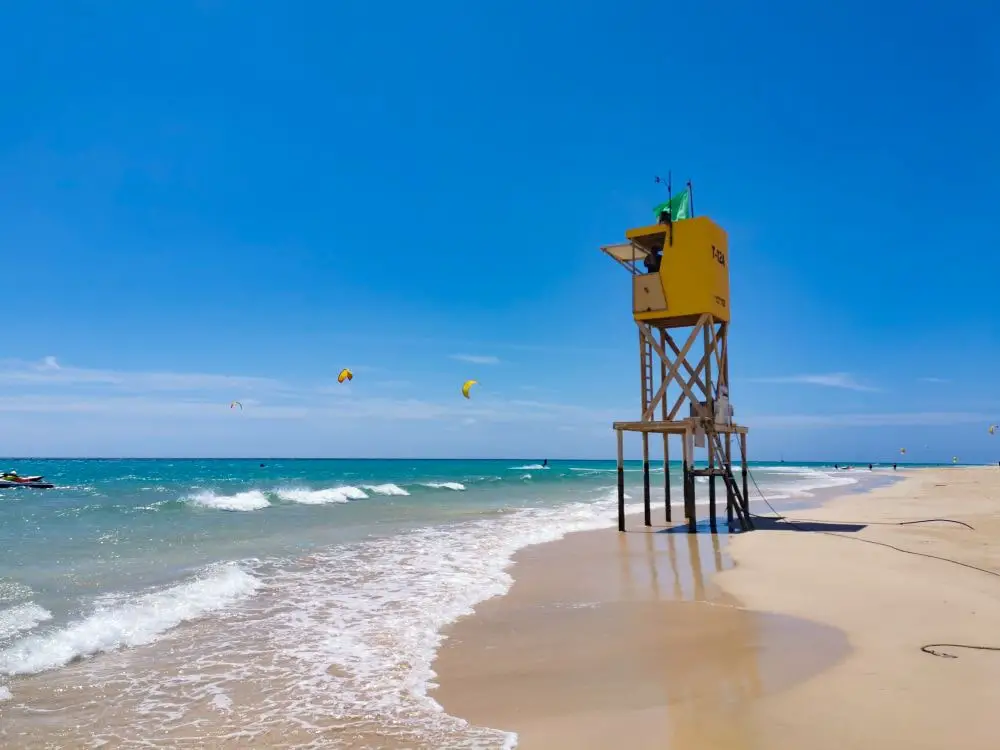 Windsurfer am Strand der Playa de Sotavento auf Fuerteventura