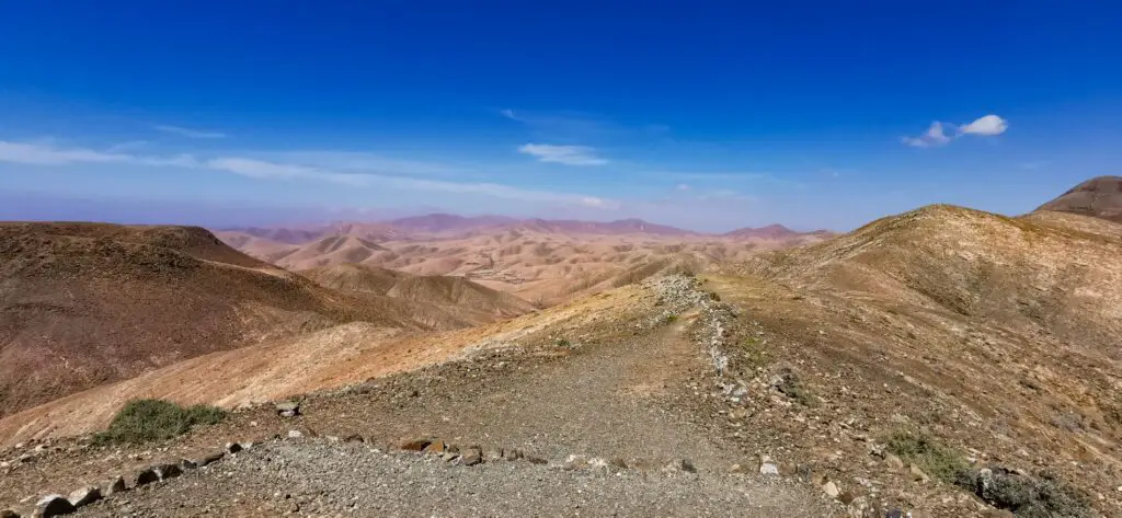 Panoramaausblick während der Fahrt auf den kurvigen Straßen im Landesinneren der Insel Fuerteventura.