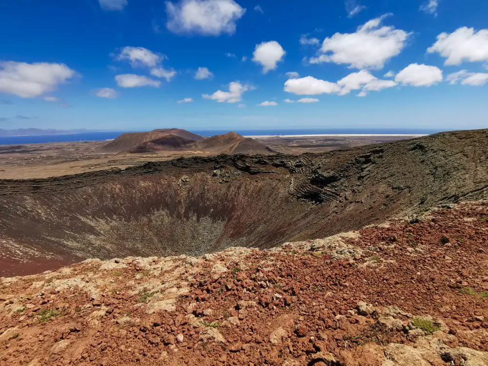 Blick in den Krater des Calderon Hondo, einem Vulkan im Norden der Kanarischen Insel Fuerteventura.