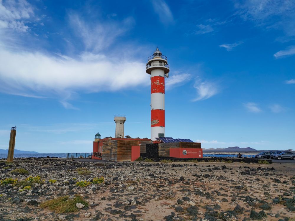 Leuchtturm im Norden Fuerteventuras. Rot weiß gestrichen, dahinter das Meer.