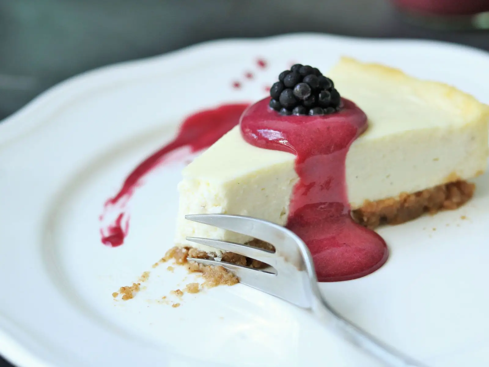 Cheesecake mit Brombeer-Gin-Curd