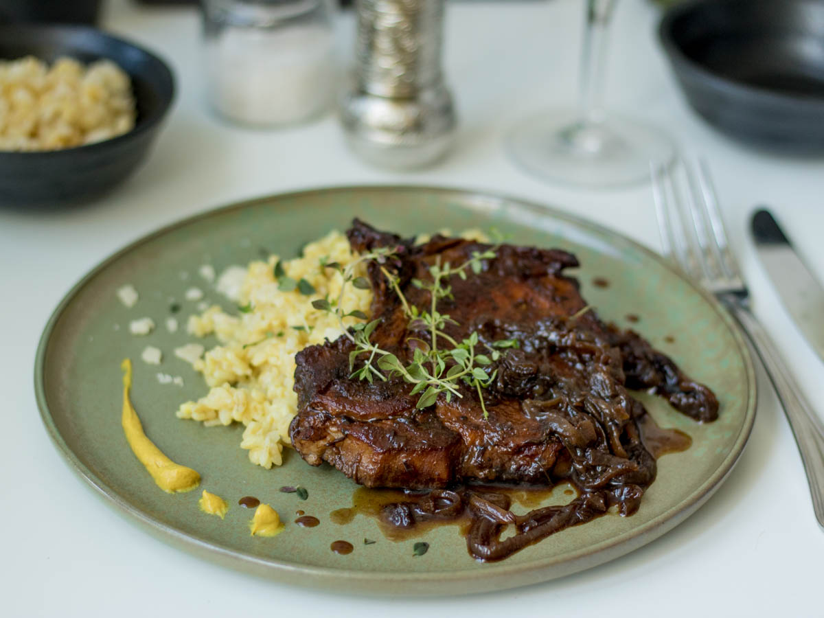 Geschmorte Schweinekoteletts mit Sonnenweizen