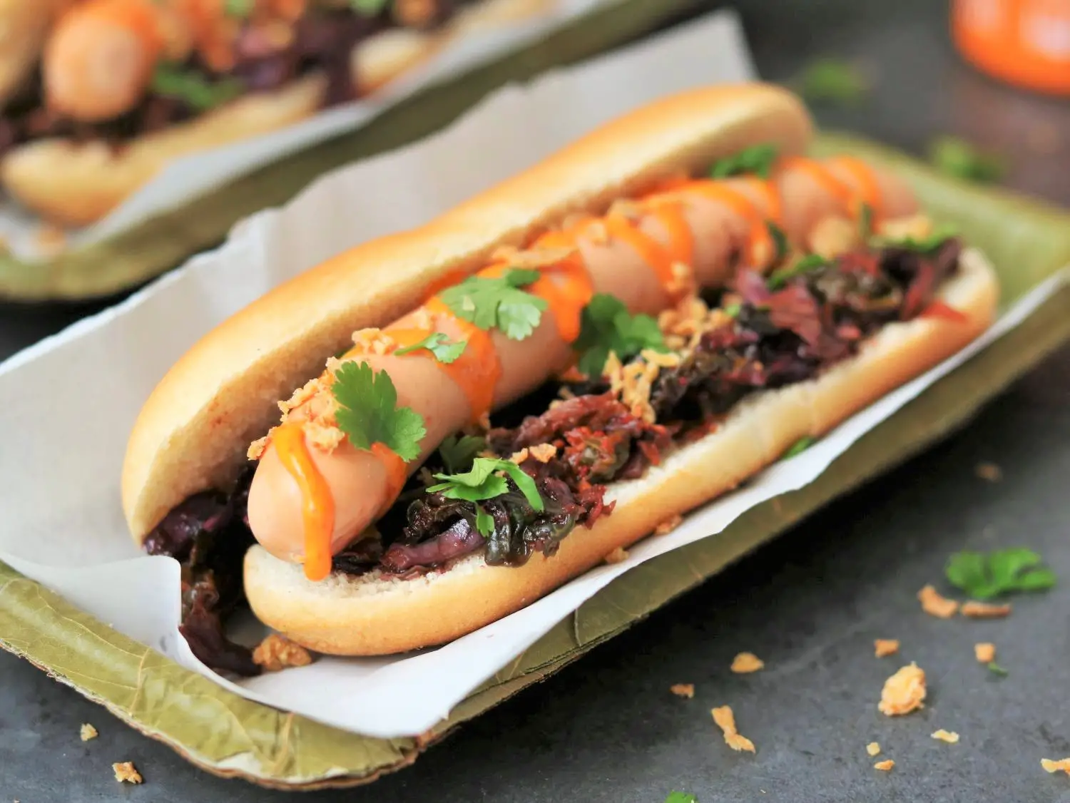 Hotdog mit Kimchi, Koriander & Chili-Mayo
