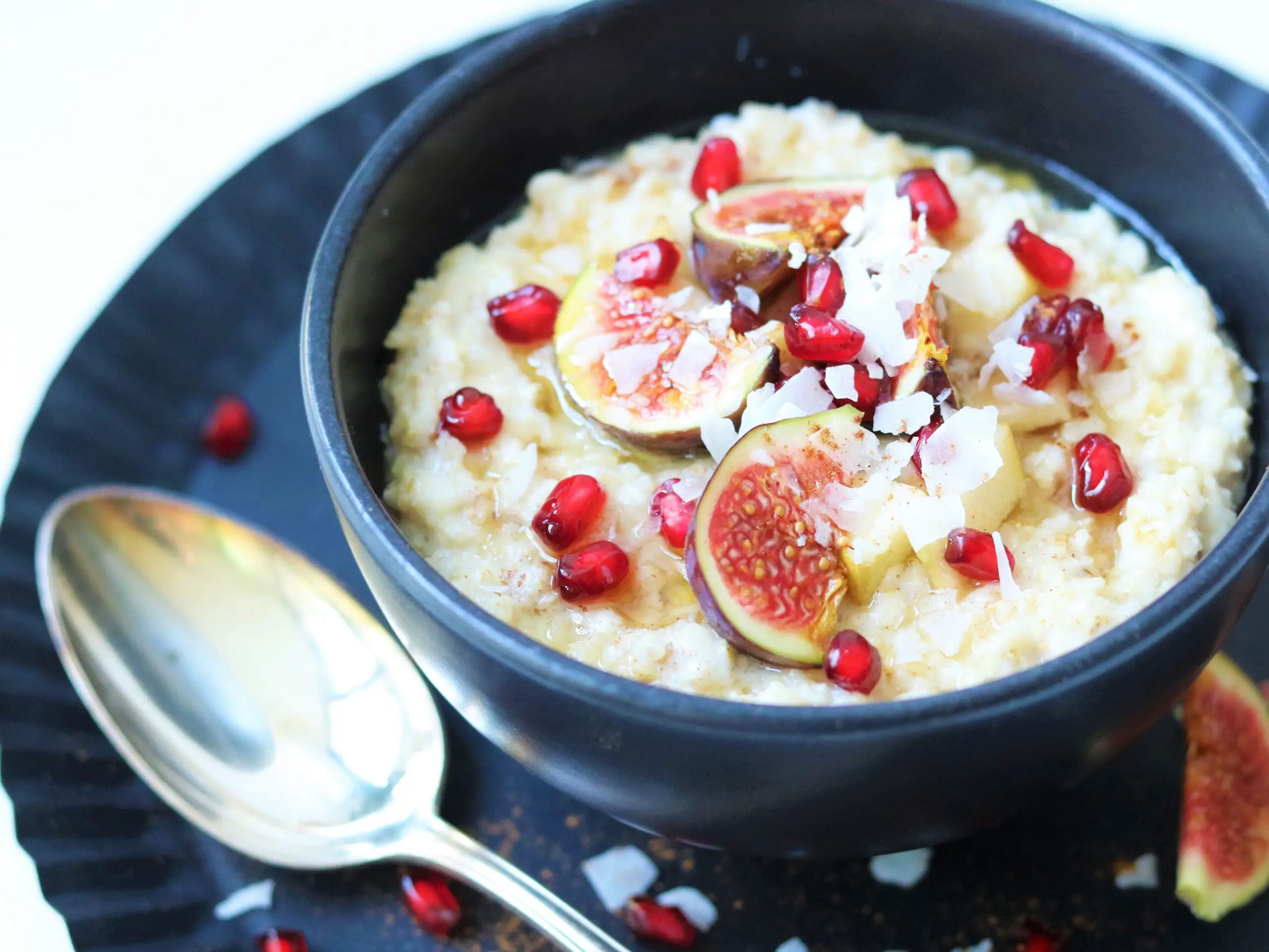 Kokos Porridge mit Feigen & Granatapfel