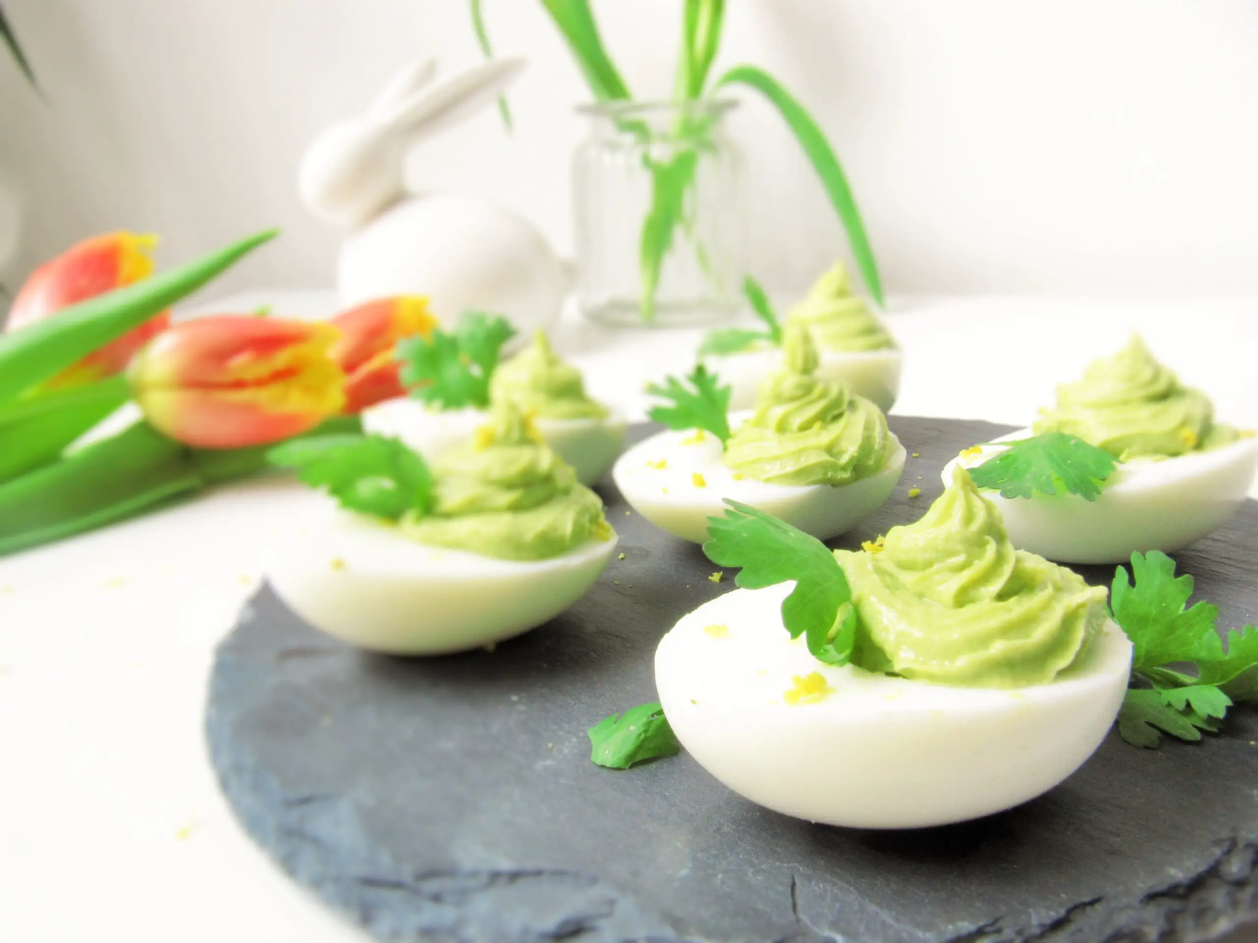 Eier mit Avocadocreme-Füllung