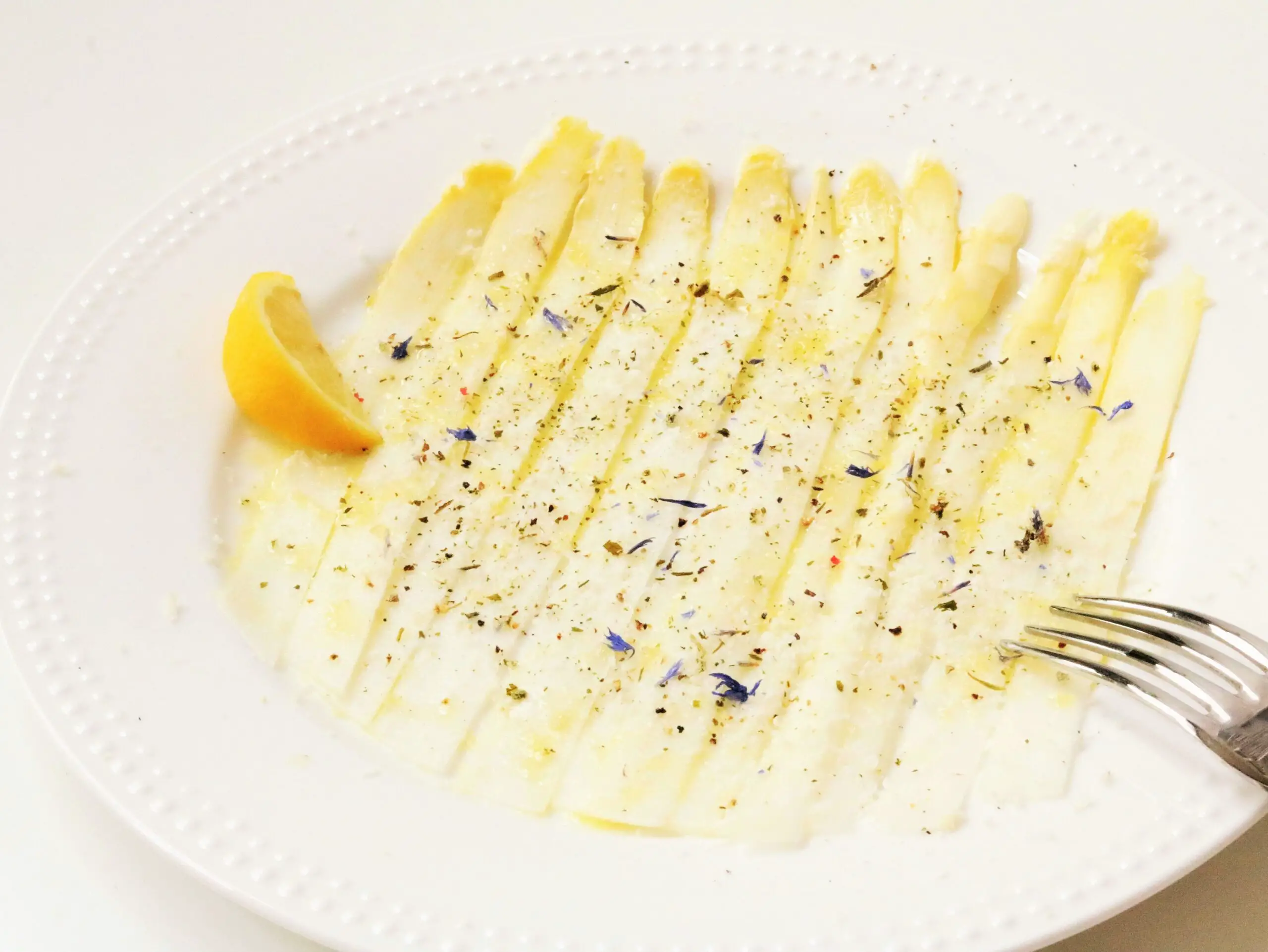 Spargel Carpaccio mit Zitrone, Parmesan und Kräuter-Salz