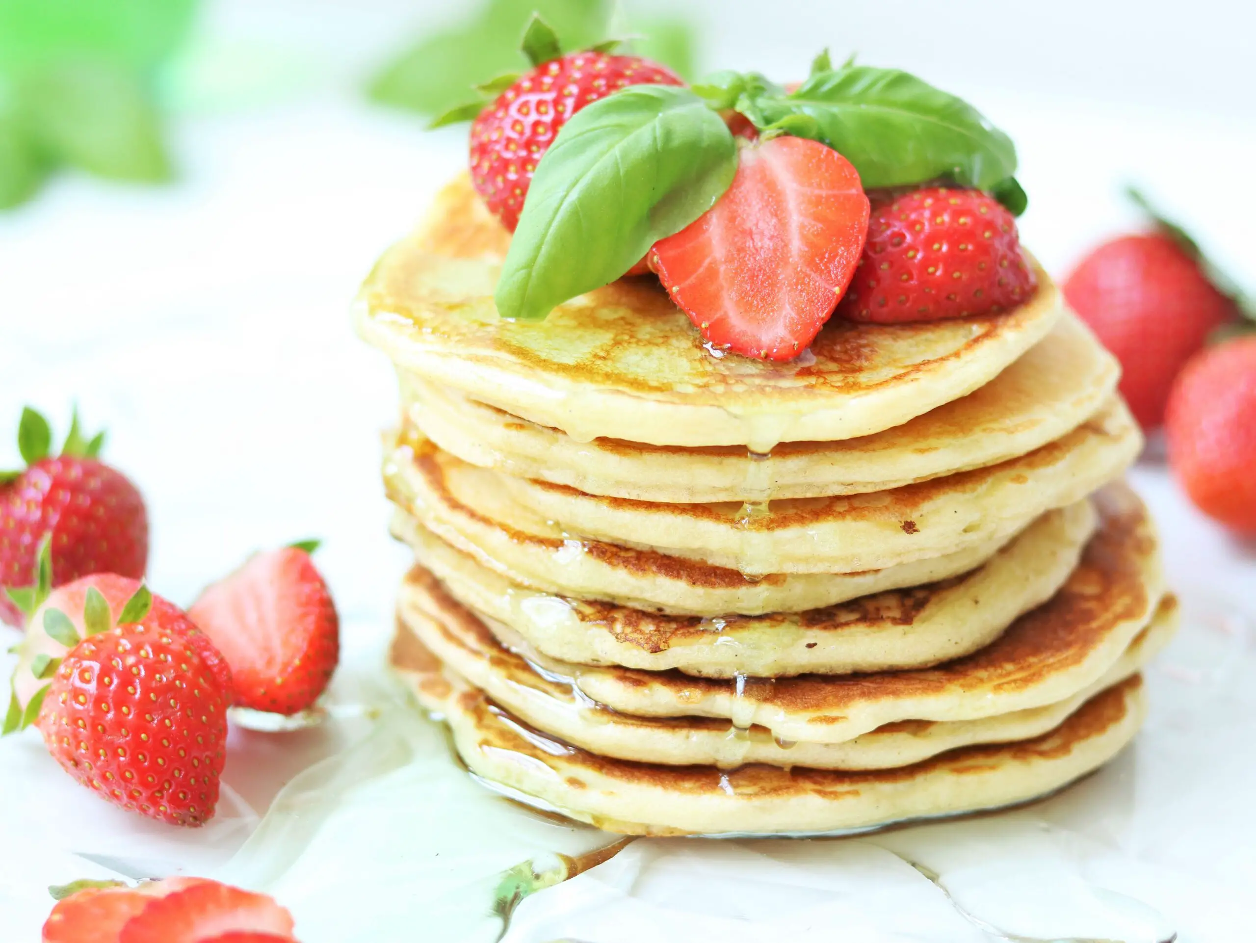 Pancakes mit Basilikumsirup und Erdbeeren