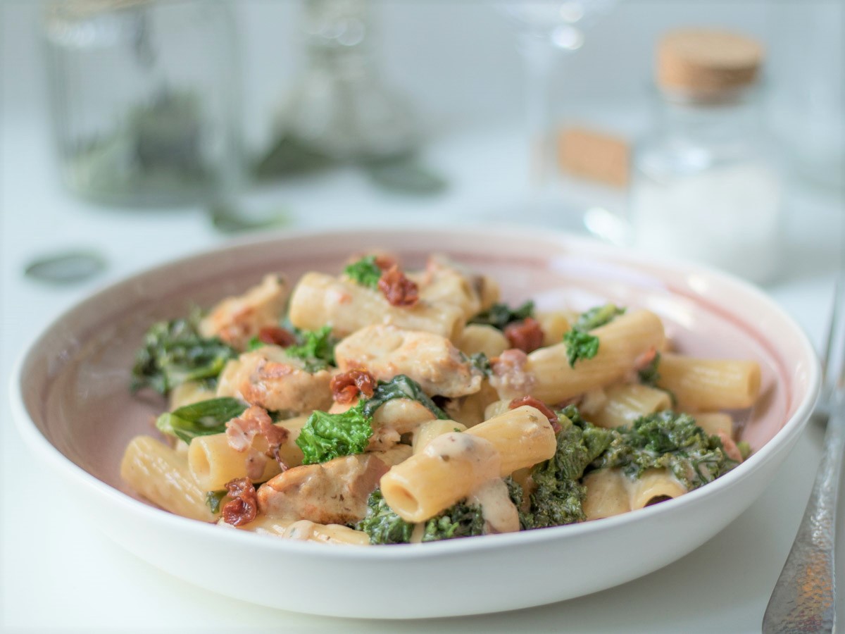 Cremige Pasta mit Grünkohl, Parmesan, Speck & Hähnchenbrustfilet