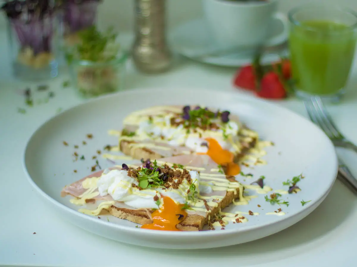 Pochierte Eier mit feiner Senfcreme & Schwarzbrot Crumble