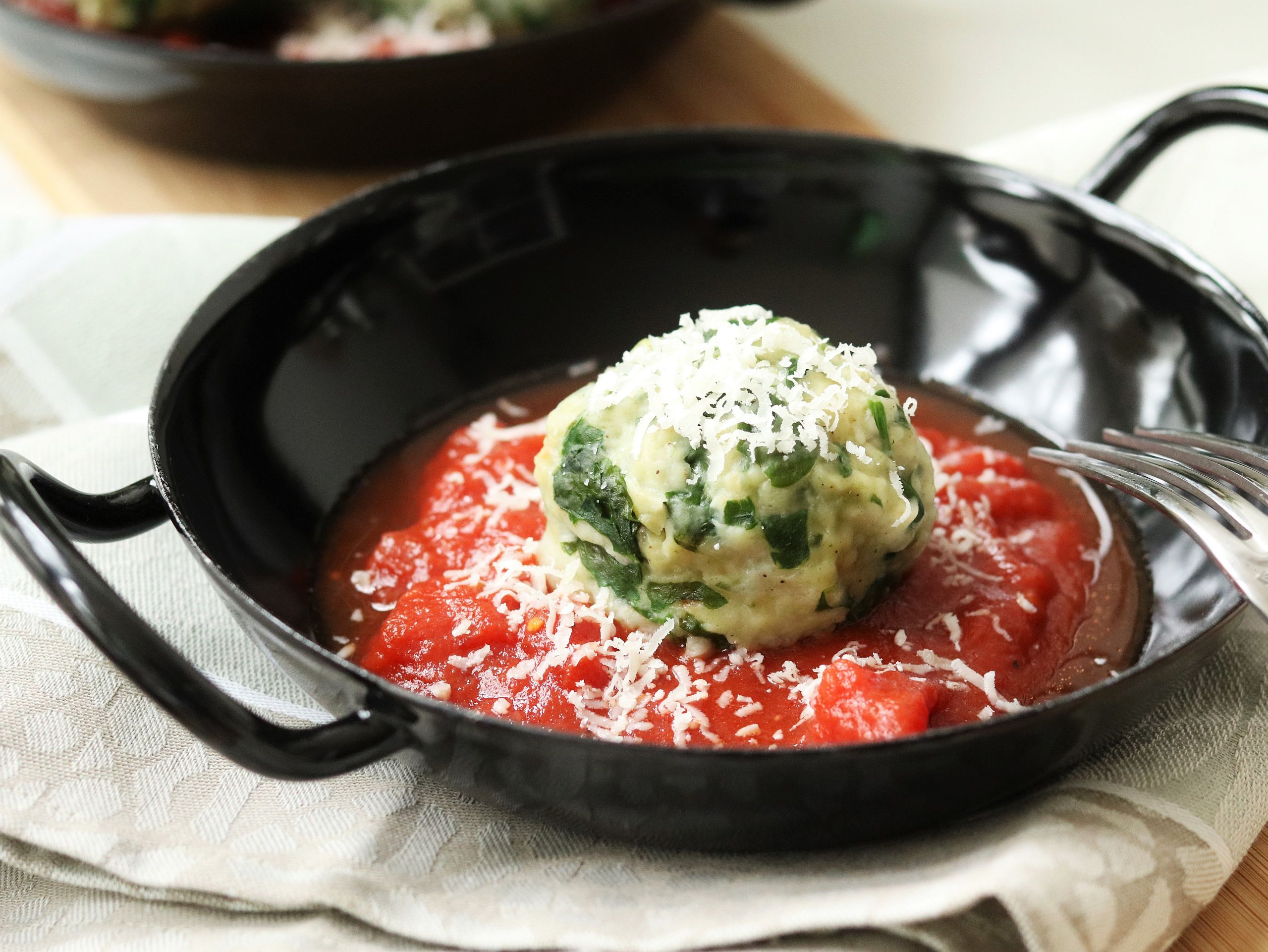 Spinatknödel mit Tomatensauce