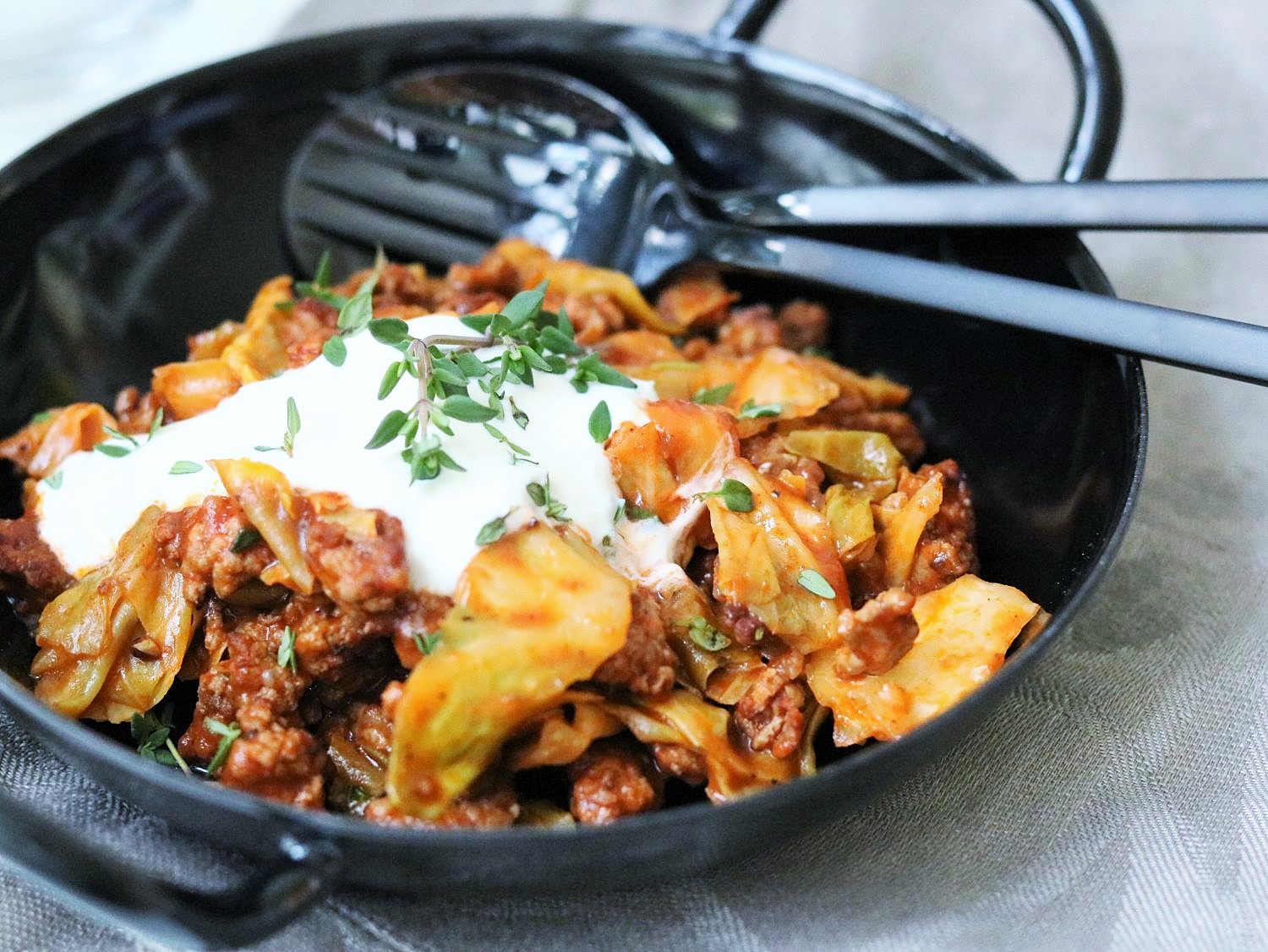 Spitzkohlpfanne mit Hackfleisch & Thymian