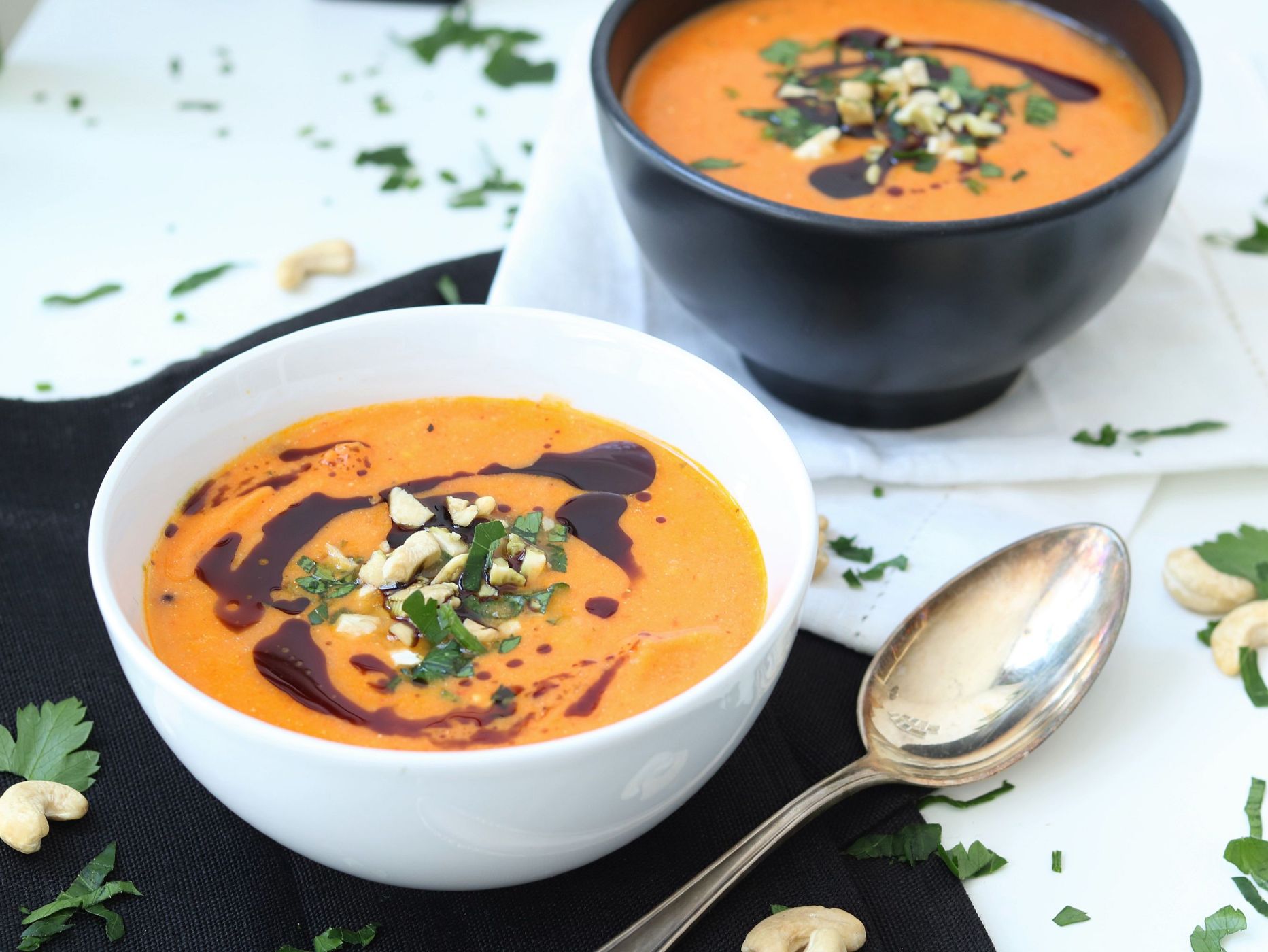 Süßkartoffelsuppe mit Kürbiskernöl & Cashewnüssen