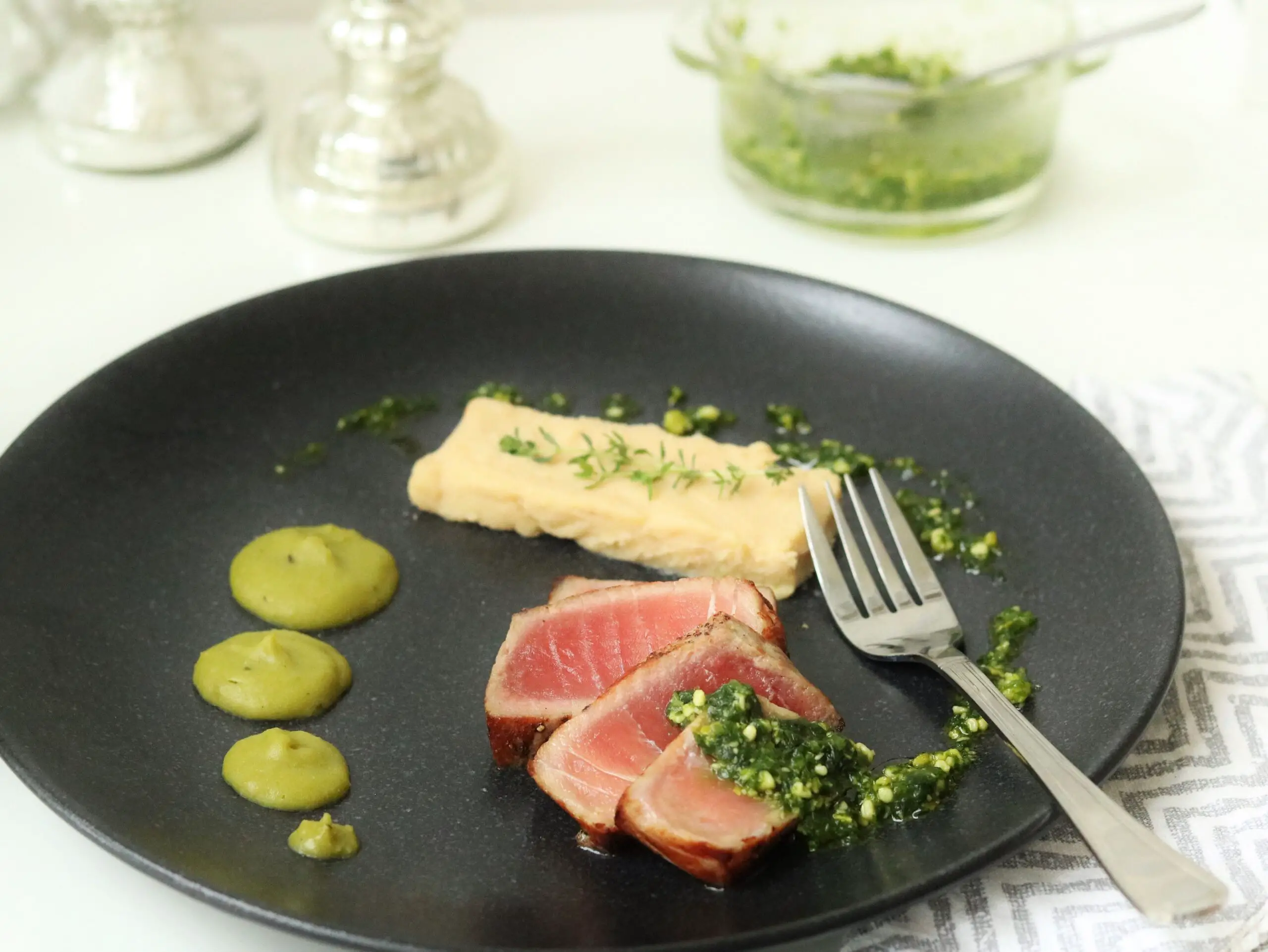 Gebratener Thunfisch mit Bohnencreme & Erbsen-Wasabi-Püree