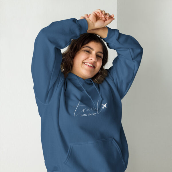 Travel is my therapy Unisex-Kapuzenpullover – Bild 4